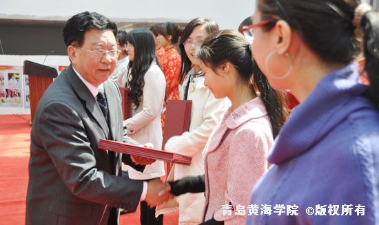 黄海学院岛城自考生摇篮 12人获双学位 续写岛城高教文凭考试“八连冠”