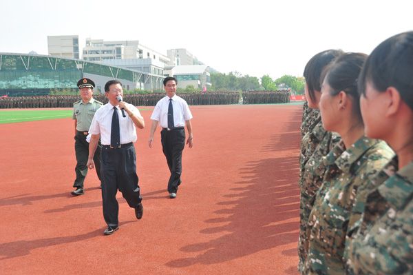 院长焦奎在党委书记冯宜明和承训部队副参谋长陈伟陪同下检阅参阅新生